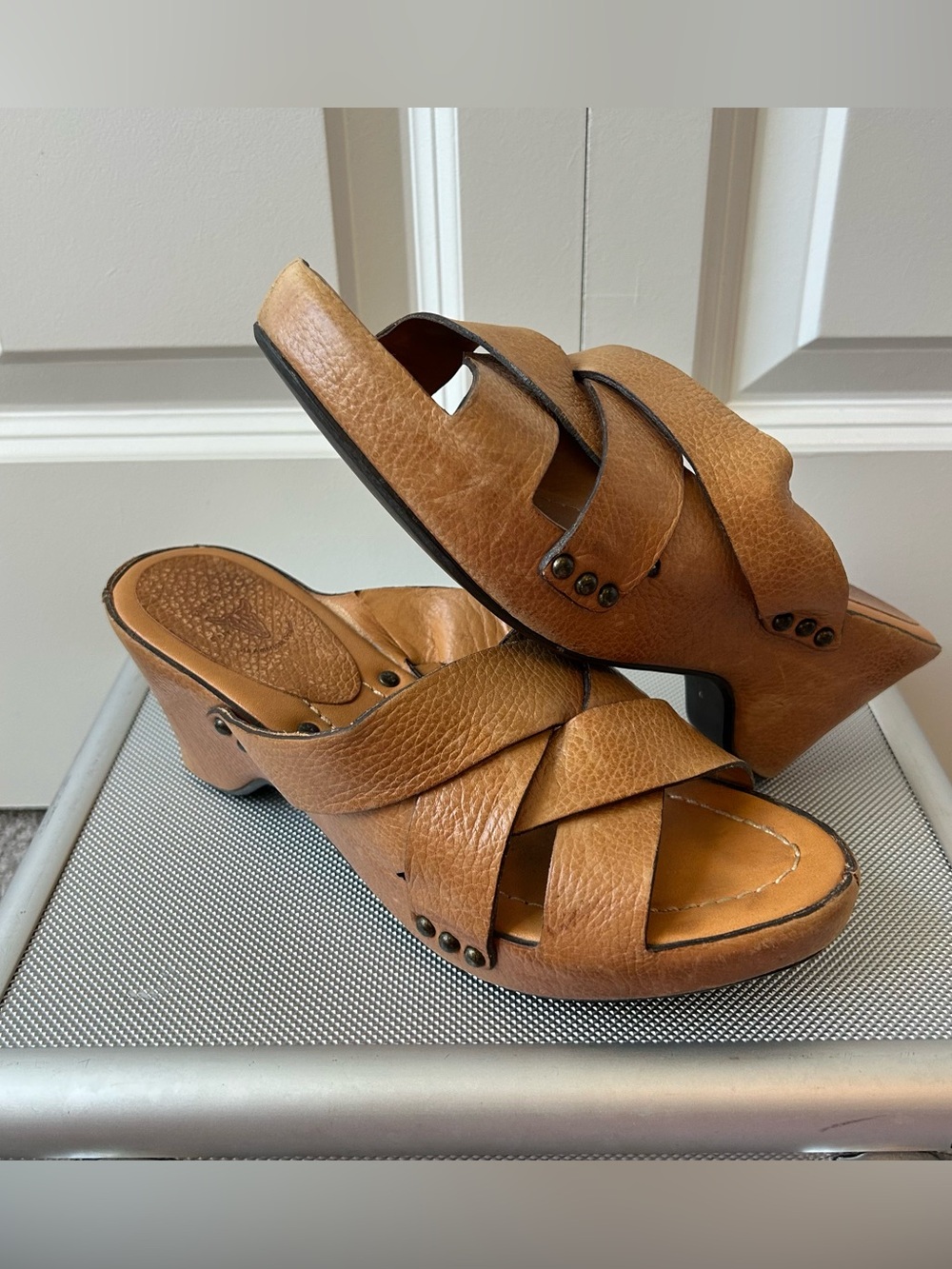 🐎 Frye Leather Wedge Sandals — Size 7B — Tan ✨